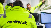 Mitarbeiter der Firma Northvolt unterhalten sich in einem Planungsbüro auf einer Baustelle im Kreis Dithmarschen. Foto: Frank Molter/dpa