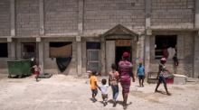 Verschiedene Personen gehen in den Einrichtungen der Kirche Saint Yves in Port-au-Prince spazieren. Foto: epa/Orlando Barria