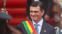 Boliviens neuer Präsident Rodrigo Paz Pereira hebt bei seiner Vereidigung in La Paz den zeremoniellen Stab und markiert damit einen politischen Neustart. Foto: epa/Juan Ignacio Roncoroni