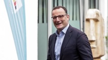 Unionsfraktionschef Jens Spahn trifft zur Klausurtagung der nordrhein-westfälischen CDU in Meschede ein. Foto: Friedemann Vogel/epa