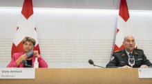 Bundesrätin Viola Amherd (L) und Armeechef Martin Sonderegger (R) unterhalten sich während einer Medienkonferenz. Foto: epa/Alessandro Della Valle