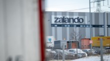 Außenansicht des Zalando Logistikzentrums in Erfurt am 8. Januar 2026. Der deutsche Mode-Versandhändler Zalando schließt Ende September sein Logistikzentrum in Erfurt. Foto: Jacob Schröter/dpa