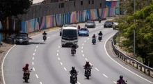 Auf der Francisco-Fajardo-Autobahn in Caracas kehrt einen Monat nach den schweren Erdbeben allmählich wieder der Alltag zurück. Foto: EPA/Ronald Pena R