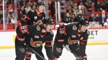 ( L-R) Jake Sanderson, Brady Tkachuk und Tim Stutzle von den Ottawa Senators während der NHL Global Series. Foto: epa/Henrik Montgomery