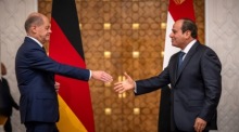 Der ägyptische Präsident Abdel Fattah al-Sisi (R) schüttelt Bundeskanzler Olaf Scholz (L) die Hand, als dieser ihn zu seinem Besuch in Kairo begrüßt. Foto: epa/Michael Kappeler / Pool