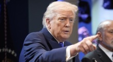 Donald J. Trump äußert sich im Weißen Haus zu einem Urteil des Supreme Court, das große Teile seiner Zollpolitik aufhob. Foto: epa/Yuri Gripas/pool