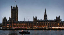 Ein Blick auf den Palace of Westminster bei Sonnenaufgang in London. Foto: epa/Andy Rain
