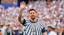 Lionel Messi winkt den Fans beim Aufwärmen vor dem WM-Gruppenspiel gegen Algerien in Kansas City zu. Foto: EPA/Amy Kontras