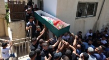 Palästinenser tragen den Sarg eines Mannes, der nach einem nächtlichen Angriff israelischer Siedler im Dorf Deir Jarir im Westjordanland getötet wurde. Foto: EPA/Alaa Badarneh