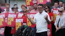Andy Burnham feiert mit Unterstützern seinen Sieg bei der Nachwahl im Wahlkreis Makerfield in Großbritannien. Foto: EPA/Adam Vaughan