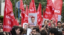 Anhänger des abgesetzten Vorsitzenden der Republikanischen Volkspartei (CHP), Özgür Özél, skandieren Parolen und schwenken Fahnen während einer Demonstration in Istanbul. Foto: epa/Stringer
