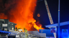 Einsatzkräfte der Feuerwehr bekämpfen einen Brand in einem Gewerbegebiet in Stuttgart. Nach Angaben der Feuerwehr brennt ein Hallenkomplex des dortigen Großmarktes. Foto: Enrique Kaczor/dpa
