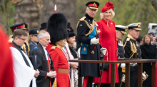 Der britische König Charles III. (Mitte l) und Königsgemahlin Camilla (Mitte r) nehmen an einer Zeremonie zur Übergabe neuer Standarten und Fahnen an die «Royal Navy». Foto: Stefan Rousseau/Pa Wire/dpa
