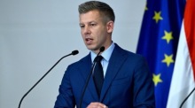 Peter Magyar trifft sich mit der künftigen Parlamentsfraktion seiner Tisza Party in Budapest und stellt politische Weichen. Foto: EPA/Robert Hegedus