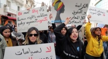Menschen rufen bei einem Protest gegen den tunesischen Präsidenten Kais Saied nach dessen Äußerungen gegen afrikanische Migranten Parolen. Foto: epa/Mohamed Messara