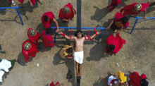 Gläubige spielen die Kreuzigung von Jesu Christi im Rahmen der Karfreitagsrituale nach. Foto: Aaron Favila/Ap/dpa
