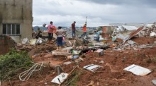 Nach heftigen Regenfällen räumen Helfer in Juiz de Fora Trümmer. Erdrutsche und Hauseinstürze fordern viele Tote. Foto: epa/Andre Coelho