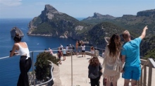 Leute besuchen den Aussichtspunkt Es Colomer in Formentor, Mallorca, Balearische Inseln. Foto: epa/Cati Cladera
