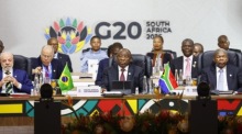 Südafrikas Präsident Ramaphosa spricht zum Auftakt des G20-Gipfels in Johannesburg, flankiert von Lula da Silva und AU-Chef Lourenço. Foto: epa/Thomas Mukoya
