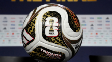 Der offizielle Spielball des WM-Finales 2026 zwischen Spanien und Argentinien ist bei einer Pressekonferenz in New York ausgestellt. Foto: Nick Potts/Pa Wire/dpa