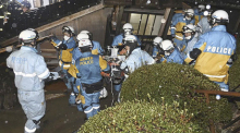 Auf diesem vom Metropolitan Police Department über Kyodo News zur Verfügung gestellten Foto retten Polizisten eine Frau aus einem eingestürzten Haus. Foto: Uncredited/Metropolitan Police Department Via Kyodo News/ap/dpa
