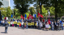 Anhänger der sozialistischen und kommunistischen Parteien nehmen an einer Demonstration vor dem Parlamentsgebäude in Chisinau, Moldawien, teil. Foto: epa/Dumitru Doru