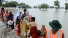 Beamte des Rettungsdienstes helfen bei der Evakuierung von Opfern aus einem überfluteten Gebiet in Noora Nath, Bezirk Pakpattan, Provinz Punjab. Foto: epa/Faisal Kareem