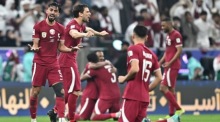 Spieler aus Katar feiern nach dem Sieg im Endspiel des AFC Asien-Pokals 2023 zwischen Jordanien und Katar in Lusail, Katar, am 10. Februar 2024. Foto: epa/Noushad Thekkayil
