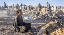 Ein afghanischer Junge trauert neben dem Grab seines kleinen Bruders, der bei einem Erdbeben im Bezirk Zenda Jan in der Provinz Herat im Westen Afghanistans ums Leben kam. Foto: Ebrahim Noroozi/Ap/dpa
