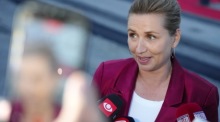 Dänemarks amtierende Ministerpräsidentin Mette Frederiksen spricht im Hafen von Odense an Bord der königlichen Yacht Dannebrog mit Medienvertretern. Foto: epa/Sebastian Elias Uth