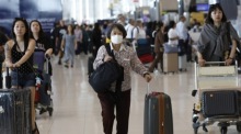 Reisende am Suvarnabhumi Airport in Bangkok: Die geplante Einreisegebühr von 300 Baht stößt in der Tourismusbranche auf Kritik. Foto: epa/Rungroj Yongrit