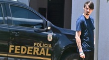 Bolsonaros Sohn verlässt die Bundespolizei in Brasília nach einem Besuch beim inhaftierten Ex-Präsidenten, der wegen Putschversuchs verurteilt ist. Foto: Andre Borges