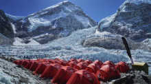 Der Khumbu-Eisfall ist zwischen zwei Gipfeln im Hintergrund im Everest Base Camp in Nepal zu sehen. Foto: Pasang Rinzee Sherpa/Ap/dpa