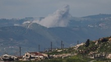 Rauch steigt nach israelischen Luftangriffen auf Ziele der Hisbollah über einem Dorf im Süden des Libanon auf. Foto: EPA/Atef Safadi
