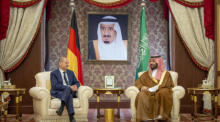 Ein vom saudischen Königshof zur Verfügung gestelltes Foto zeigt den saudischen Kronprinzen Mohammed bin Salman al-Saud (R) bei einem Treffen mit Bundeskanzler Olaf Scholz (L) in Dschidda. Foto: epa/Bandar Aljaloud / Saudi Royal Co