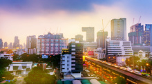 Thailändische Behörden kontrollierten in Huai Khwang mehrere Unternehmen wegen des Verdachts auf Strohmann-Konstruktionen und Verbindungen zu Online-Glücksspiel. Bild: chalermphon / Adobe Stock