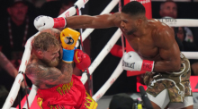 Der frühere Schwergewichtsweltmeister Anthony Joshua kämpft gegen den Influencer Jake Paul. Anthony Joshua (r) schlägt Jake Paul während eines Boxkampfs im Schwergewich in Miami, Florida. Foto: Lynne Sladky/Ap/dpa