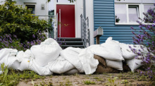 Sandsäcke schützen bei geringen Überschwemmungen der Straßen das Haus. Foto: Uwe Anspach/dpa