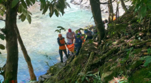 Einsatzkräfte bergen auf Flores die Leichen zweier österreichischer Touristen nach dem Einsturz einer Hängebrücke. Foto: dpa/-/maumere Search And Rescue Office