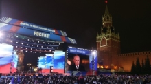 Wladimir Putin, Präsident von Russland, als er spricht während der Feierlichkeiten zur Annexion der ukrainischen Regionen in Russland auf dem Roten Platz, mit dem Spasskaja-Turm auf der rechten Seite im Hintergrund. Foto: Sergei Karpukhin