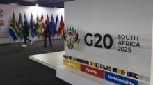 Flaggen der Nationen, die am G20-Gipfeltreffen im Johannesburg Expo Centre in Johannesburg teilnehmen. Foto: epa/Kim Ludbrook