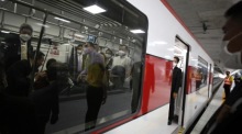 Zug der SRT Red Line. Foto: epa-efe/Narong Sangnak