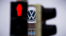 Außenansicht des VW-Stammwerks in Wolfsburg. Parallel zur Aufsichtsratssitzung organisiert die IG Metall bundesweite Protestaktionen. Foto: Moritz Frankenberg/dpa