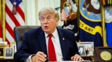 Donald Trump unterzeichnet im Oval Office des Weißen Hauses eine Verfügung zum Recht auf Fahrzeugreparaturen. Foto: EPA/Samuel Corum/pool
