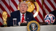 US Präsident Donald Trump spricht während einer Sitzung der Task Force des Weißen Hauses zur FIFA Fussball-Weltmeisterschaft 2026. Foto: epa/Francis Chung