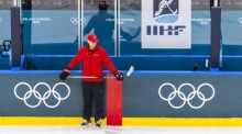 Der Schweizer Eishockey-Nationaltrainer Patrick Fischer beobachtet das Training seines Teams in der Milano Santa Giulia Ice Hockey Arena bei den Olympischen Winterspielen 2026 in Italien. Foto: EPA/Salvatore Di Nolfi