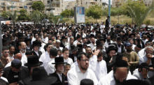 Ultraorthodoxe israelische Trauernde nehmen an der Beerdigung von Yonatan Havakuk und Boaz Goal in der Stadt Elad in der Nähe von Tel Aviv teil. Foto: epa/Atef Safadi