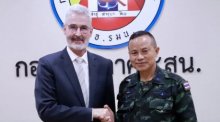 Der Schweizer Botschafter in Thailand, Pedro Zwahlen (links), und Generalleutnant Norathip Poinok tauschten sich im ISOC-Hauptquartier in Pattani über Bildung, kulturelle Vielfalt und die Entwicklung der südlichen Grenzprovinzen aus. Bild: NBT World