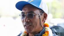 Der bekannte Sherpa-Bergführer Kami Rita wird auf dem Tribhuvan-Flughafen mit Girlanden begrüß, während er sich auf seinen Abflug zur 31. Besteigung des Mount Everest vorbereitet. Foto: Gopen Rai/Ap/dpa