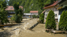 Hochwasser fließt durch ein Wohnviertel. Angesichts der verheerenden Überschwemmungen und Erdrutsche der letzten drei Tage hat Slowenien die EU und die Nato um technische Hilfsgüter zur Beseitigung der Schäden gebeten. Foto: -/Ap/dpa